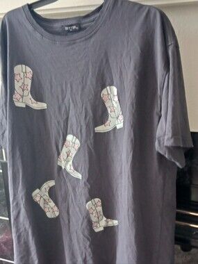 Zutter Gray Graphic Tee with Star Cowboy Boots